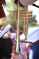 TROMPETA Y PARTITURAS DE MÚSICA