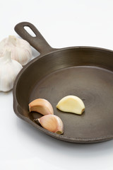 Fototapeta na wymiar frying pan with Garlic