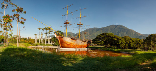 View of the  iconic  Caracas mountain el Avila or Waraira Repano and an old ship Lander from the East Park or Parque del Este. © Alexander Sánchez