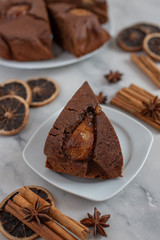 
    Schokoladen Lebkuchen Torte mit Birnen 
