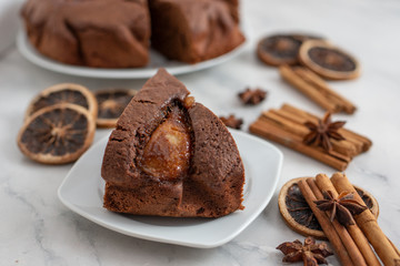 
    Schokoladen Lebkuchen Torte mit Birnen 