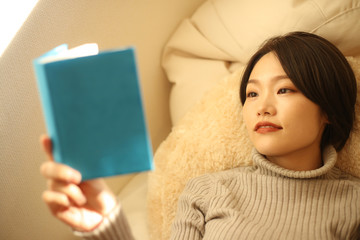 読書する女性