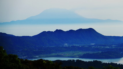 九州開聞岳山頂からの風景　朝靄に霞む桜島遠景