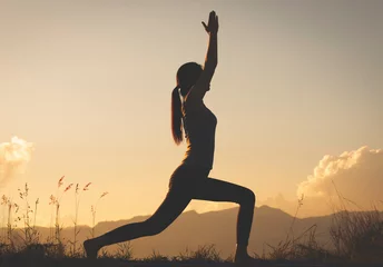 Foto op Plexiglas silhouetvrouw die yoga op berg beoefent © nakedcm