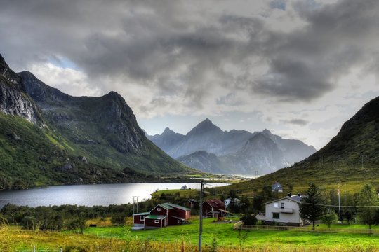 Norwegen, Lofoten, Flakstad, Flakstadpollen, Flakstad&oslash;ya, Svolv&aelig;r, Leknes, Ebbe, Tang, Tal, Fjord, Flakstadtinden, Blekktinden, Haus, Siedlung, Vikten, Spiegelbild