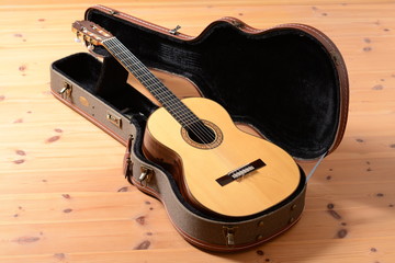 spanische Nylon Akustik Gitarre aus Koffer wie an Weihnachten auspacken