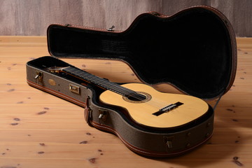 Schöne Akustik Gitarre aus Koffer als Ostergeschenk auspacken