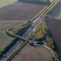 photo aérienne d'une voie rapide à Neauphle-le-Vieux dans les Yvelines en France