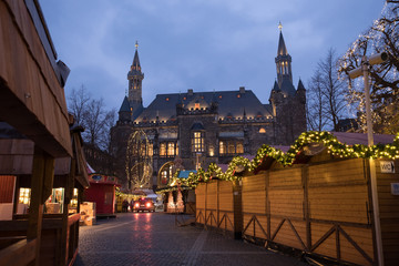 Obraz premium Weihnachtsmarkt in Aachen vor dem Rathaus