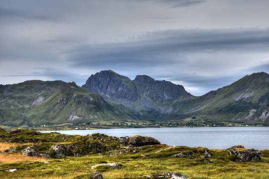 Norwegen, Lofoten, E10, E 10, Stra&szlig;e, Europastra&szlig;e, Mittellinie, Randmarkierung, &Uuml;berholverbot, Asphalt, Spurrinne, Tundra, Gras, Hov, Gims&oslash;ya
