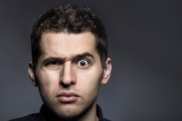 Obraz premium portrait of a man in disbelief, background image on gray background