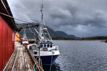 Norwegen, Lofoten, Laukvik, Laukvika, Hafen, Pier, Kai, Mole, Steg, Dorf, Siedlung, Fischereidorf,...