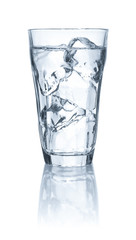 Wasserglas mit Eiswürfeln vor weißem Hintergrund