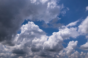 Dramatische Wolken am Himmel