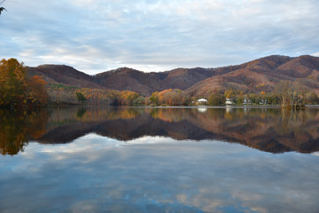 秋の裏磐梯曽原湖