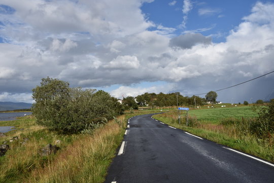 Norwegen, Lofoten, Insel, Fiskeb&oslash;l, Hadsel, Hadselfjorden, Fjord, Wolken, Strand, Ufer, K&uuml;ste, Gras, Wiese, 888, Stra&szlig;e, Nebenstra&szlig;e, Motinden, Seterfjellet, K&uuml;ste, Regen
