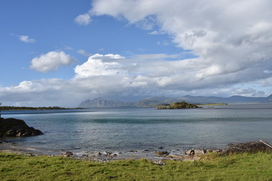 Norwegen, Lofoten, Insel, Fiskeb&oslash;l, Hadsel, Hadselfjorden, Fjord, Wolken, Strand, Ufer, K&uuml;ste, Gras, Wiese, 888, Stra&szlig;e, Nebenstra&szlig;e, Motinden, Seterfjellet, K&uuml;ste, Regen