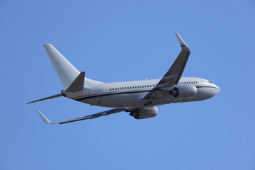 旅客機 B737 離陸