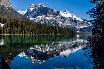Fototapeta na wymiar Emerald green waters of Emerald Lake with Mount burgess in the background, Yoho National Park, British Columbia, Canada