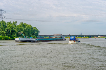 Flussschiff und Motoryacht