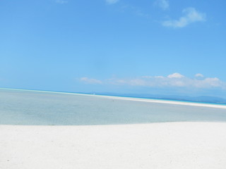 Fototapeta na wymiar コンドイビーチ真っ白な砂浜と透き通る水の美しさ