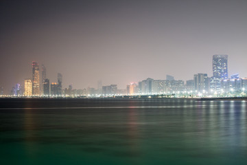 Naklejka na ściany i meble Abu Dhabi in der Nacht