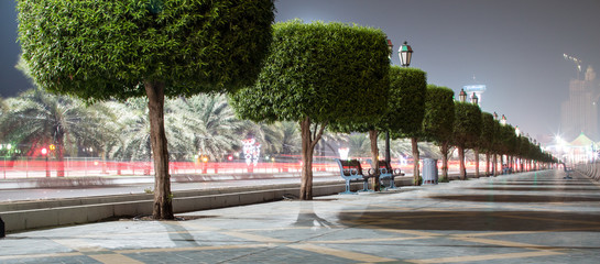 Leere Straßen bei Dunkelheit wegen Ausgangssperre