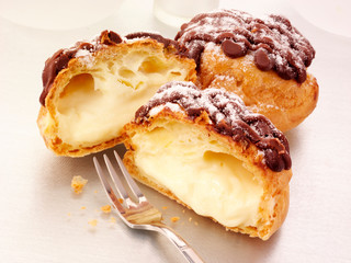 CUSTARD CHOUX BUN