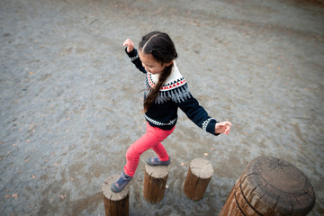 公園で遊ぶ女の子