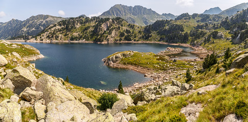 Fototapeta na wymiar Lake Colomers in Aiguestortes National Park, Catalan Pyrenees