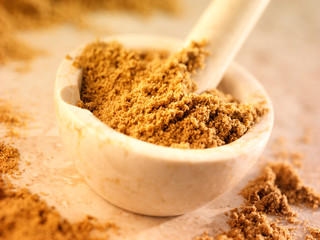 CORIANDER POWDER IN PESTLE AND MORTAR