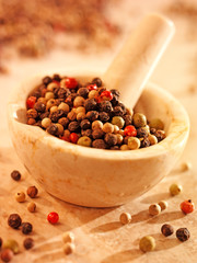 MIXED PEPPERCORNS IN PESTLE AND MORTAR