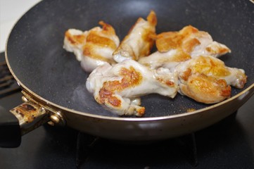 手羽もとの甘辛焼きを作っているところ