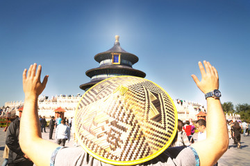 Gl&auml;ubiger mit Strohhut