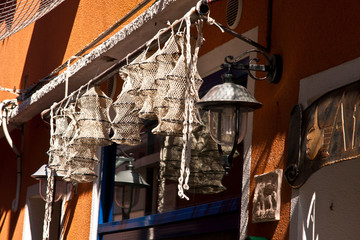 Fischreusen an mediterraner Fassade in Italien