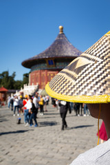Mensch mit Strohhut vor Tempel