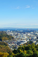 横浜市金沢区の街並み、遠景に八卦島や東京湾を望む
