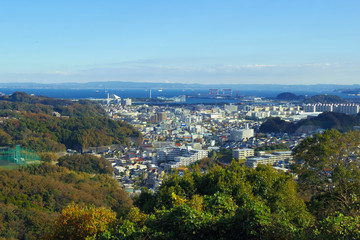 横浜市金沢区の街並み、遠景に八卦島や東京湾を望む