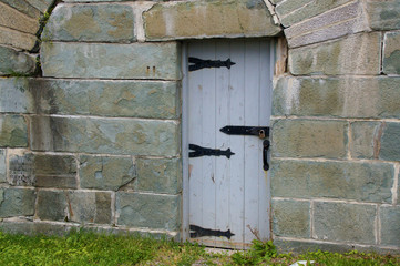 Geschlossene alte Holztür in Steinmauer in Quebec, Kanada