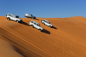 Fototapeta na wymiar Wüstenrallye in der Sahara, Libyen 