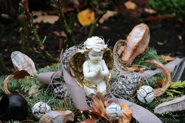 Geschmücktes Grab im Herbst auf dem Friedhof