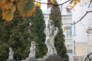 Obraz premium statue in park