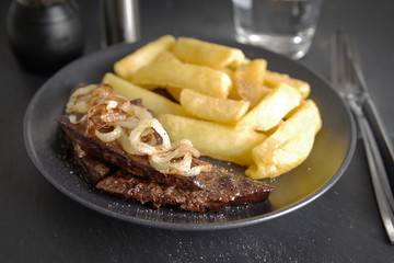Gebratene Rindsleber mit Pommes und Röstzwiebeln