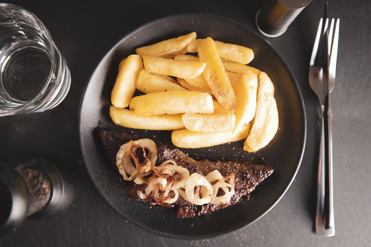 Gebratene Rindsleber mit Pommes und Röstzwiebeln