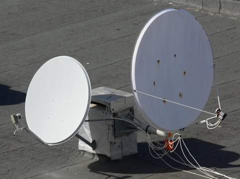 Satellitenschuesseln auf einem Dach