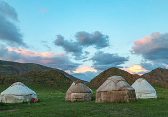 Sonnenuntergang am Jurtencamp Tuura Suu in Kirgistan