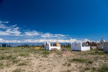 Fototapeta na wymiar Muslimischer Friedhof am Issyk Kul See in Kirgistan