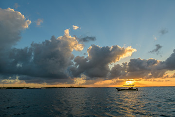 Atardecer en el mar de isla mujeres cancun quintana roo