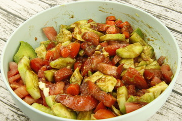 Salade tomate concombre avocat