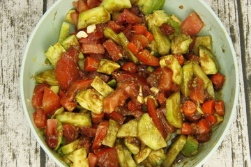 Salade tomate concombre avocat